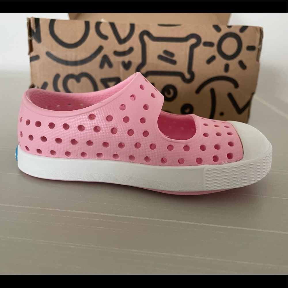 Native Juniper Size 4 Kids Shoes